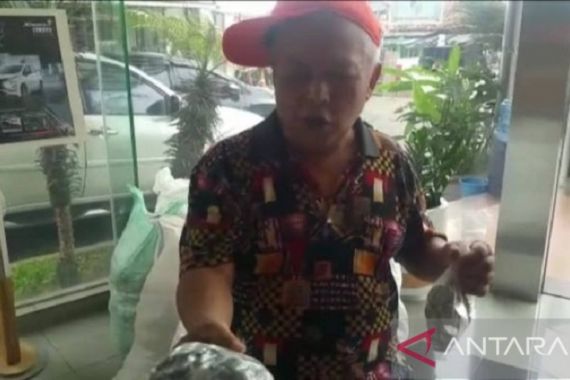 Endang Junaedi Beli Pajero Pakai Uang Koin Rp 500, Dibawa Pakai Karung - JPNN.COM