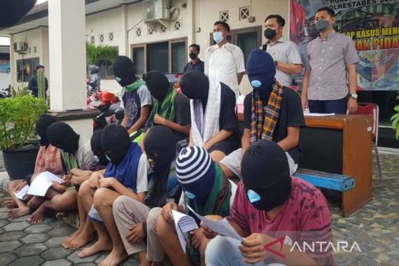 Perkelahian Remaja di Semarang Ini Sangat Membahayakan - JPNN.COM