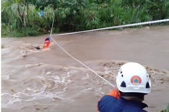 2 Warga Blitar Terjebak Banjir di Sungai, Lihat, Mengerikan - JPNN.COM