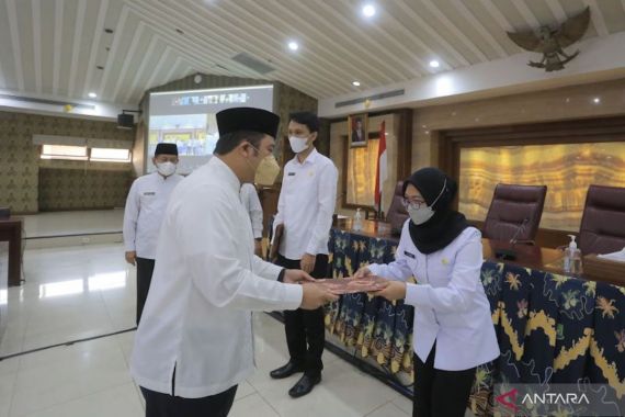 Pesan Wali Kota Arief kepada Ratusan CPNS 2021 yang Menerima SK: Jadikan Pekerjaan Sebagai Ibadah  - JPNN.COM