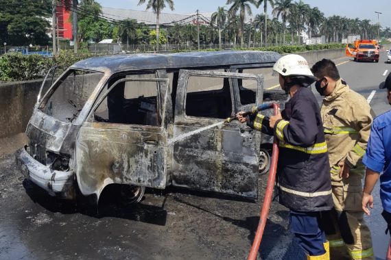 Mobil Carry Terbakar di Tol Jakarta-Merak, Begini Kronologinya, Menegangkan - JPNN.COM