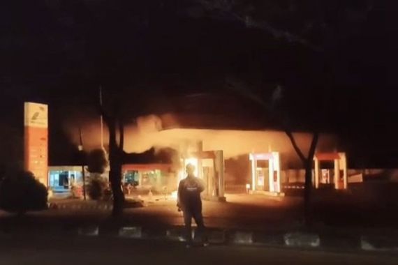 Kejadian di Padang, SPBU Indarung Ludes Terbakar - JPNN.COM