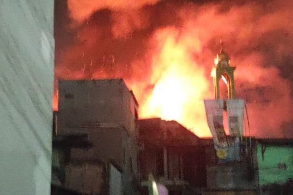 Kebakaran 10 Rumah dan Kontrakan 50 Pintu di Jakbar, 200 Jiwa Terdampak, Ya Ampun - JPNN.COM