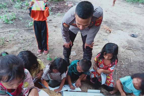 2 Anggota Polisi Asal SAD Mengajar Anak-anak Membaca dan Menulis di Air Hitam - JPNN.COM