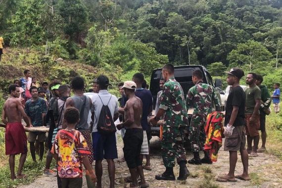 Prajurit TNI Bantu Pemakaman Jenazah Warga Perbatasan Papua - JPNN.COM