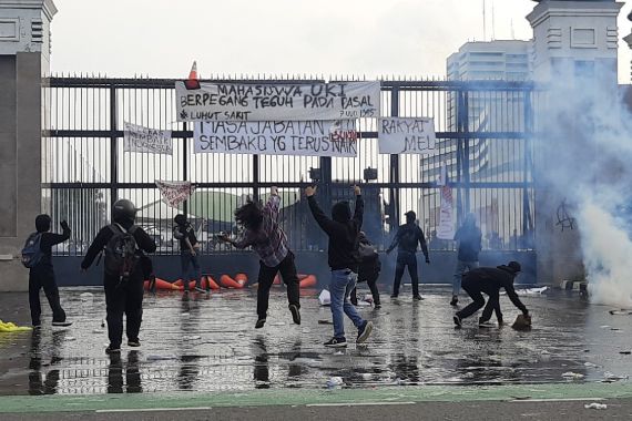 Demo 11 April Rusuh, Terjadi Bentrokan, Polisi Tembakkan Gas Air Mata - JPNN.COM