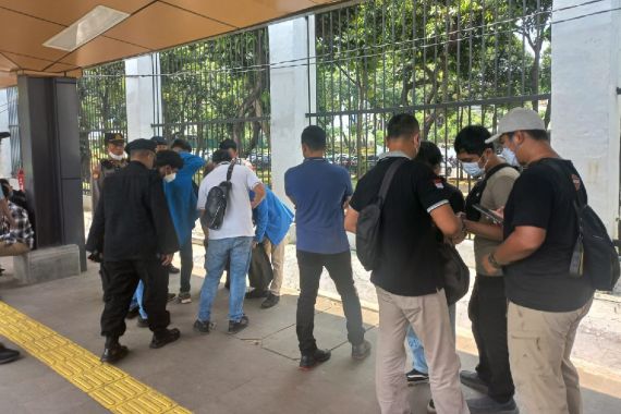 Polisi Berpakaian Preman Periksa Mahasiswa Ikut Demo ke DPR, Lihat - JPNN.COM