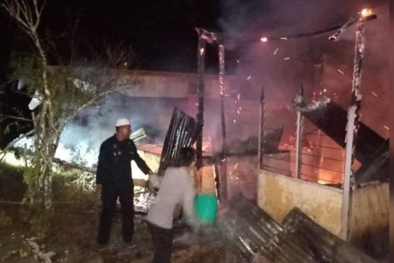 Mencekam, Rumah Warga Dibakar OTK, Kapolda Langsung Turun - JPNN.COM