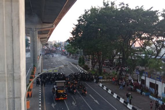 Situasi di Makassar Memanas, Massa Demo 11 April Melempar Batu ke Gedung DPRD Sulsel - JPNN.COM