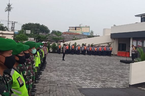 Ratusan Polisi Menyekat Perbatasan Bekasi-Jakarta, Pelajar SMA Jangan Nekat Ikut Demo - JPNN.COM