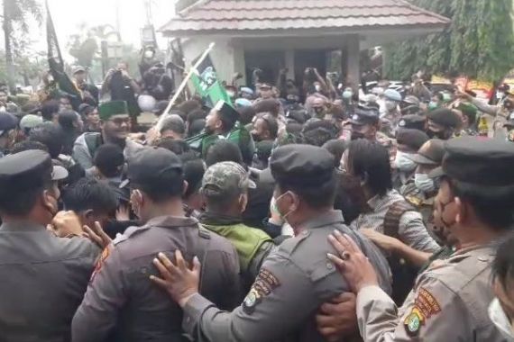 Demo di Bekasi, Ratusan Mahasiswa Merobohkan Pagar Gedung DPRD, Menegangkan! - JPNN.COM
