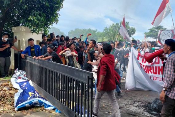 Demo Mahasiswa Mulai Rusuh, Pagar Roboh, Objek Vital Dijaga Ketat - JPNN.COM