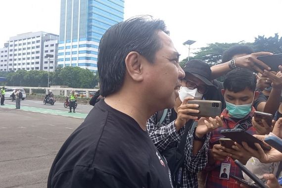 Ade Armando Datangi Lokasi BEM SI Gelar Demo di Depan Gedung DPR, Ternyata Ini Tujuannya - JPNN.COM