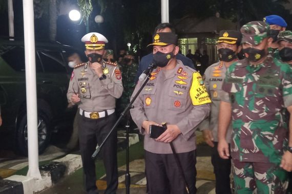 Ade Armando & 6 Polisi Dikeroyok Pedemo di DPR, Irjen Fadil Keluarkan Kalimat Tegas - JPNN.COM