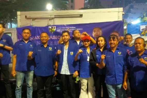 Aksi Solidaritas, KNPI DKI Bagikan Takjil kepada Massa Demo 11 April - JPNN.COM