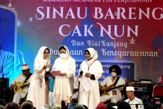 Puan Ikut Bersenandung Lagu Daerah Saat Acara Sinau Bareng Cak Nun - JPNN.COM