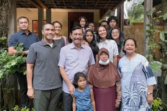 Pelukan Luhut untuk Mbak Sur Setelah 37 Tahun Bersama - JPNN.COM