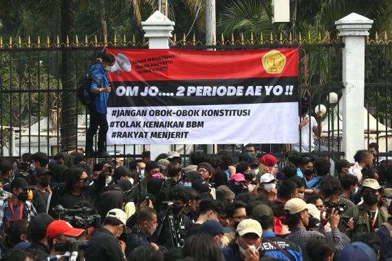 Mahasiswa Berdemo di Depan DPR, Orator: Goyangkan Pagarnya! - JPNN.COM