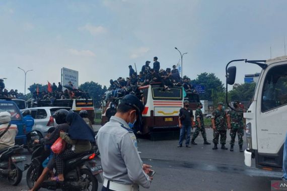 Mahasiswa Blokade Gerbang Tol Gedong Ciracas, Petugas Hanya Berjaga - JPNN.COM