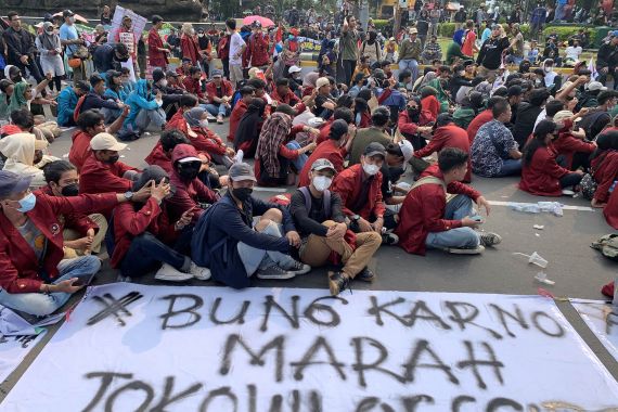 Massa Mulai Banjiri Patung Kuda, Ada Spanduk “Bung Karno Marah Jokowi Offside” - JPNN.COM