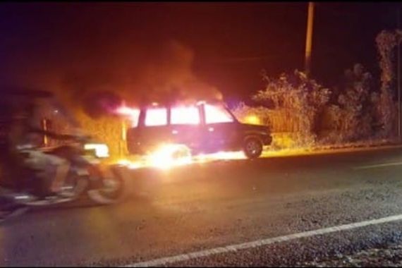 Mobil Kijang Ludes Terbakar di Jalan Lintas Timur, Sopir Malah Kabur - JPNN.COM