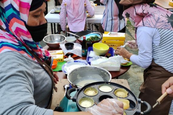 Lihatlah, Penyandang Disabilitas di Tangsel Piawai Bikin Kue - JPNN.COM