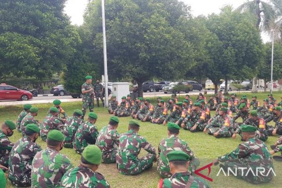 Kolonel Sriyanto Memberikan Perintah, Prajurit TNI AD Duduk Menyimak - JPNN.COM