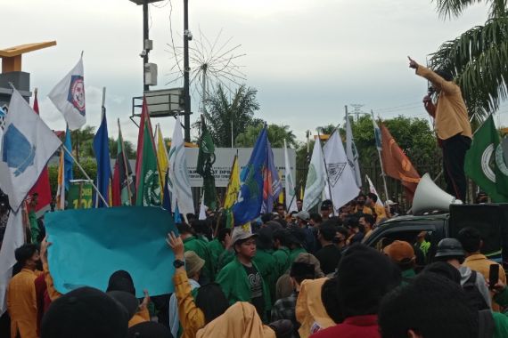 Demo 11 April, Ribuan Mahasiswa Kepung DPRD Kaltim, Lihat Itu - JPNN.COM