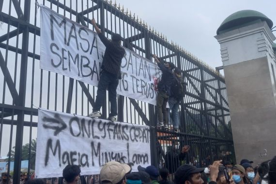Spanduk Demo Mahasiswa di DPR: OnlyFans Cepat Mafia Minyak Lama - JPNN.COM