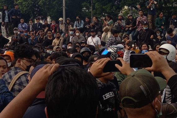 Aksi Mahasiswa di DPR Disusupi Provokator, Situasi Mencekam, Ada yang Pingsan - JPNN.COM