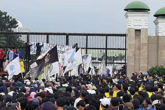 Demo 11 April, Mahasiswa Gerak Cepat Pasang 3 Spanduk, Kalimatnya Menyengat - JPNN.COM