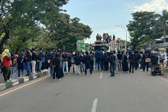 Aksi 11 April di Makassar, Mahasiswa Sudah Mulai Bakar Ban - JPNN.COM