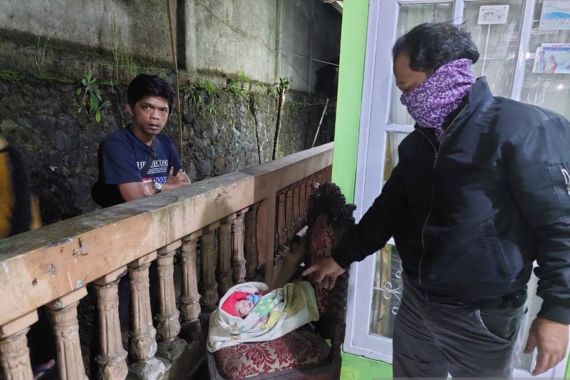 Bayi Terbungkus Handuk Ditemukan di Teras Rumah Warga - JPNN.COM