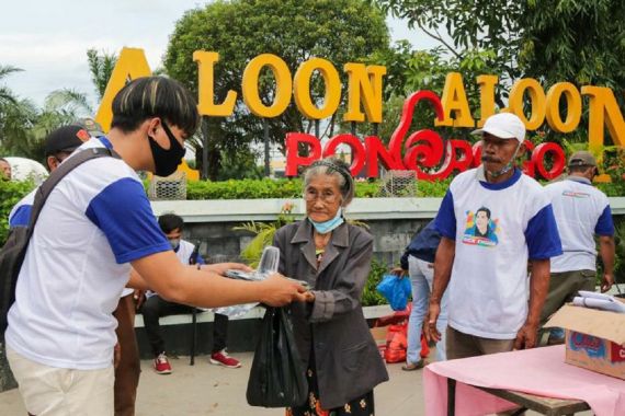 Konco Erick Thohir Bagikan Makanan Berbuka untuk Warga Ponorogo - JPNN.COM