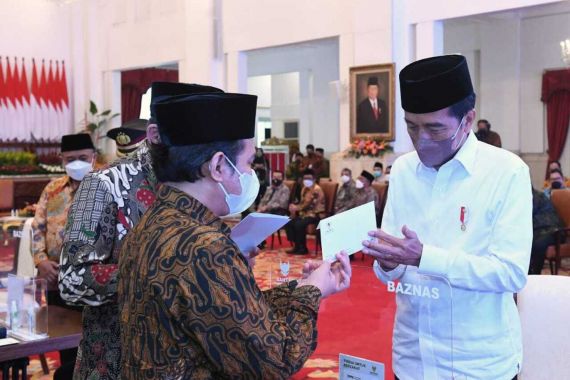 Jokowi Serahkan Zakat Kepada Baznas, Lihat Tuh Amplopnya - JPNN.COM