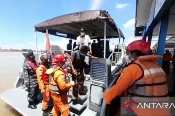 Basarnas Evakuasi 9 ABK KM Ratu Samudra Mulya yang Terbalik di Laut Jawa - JPNN.COM