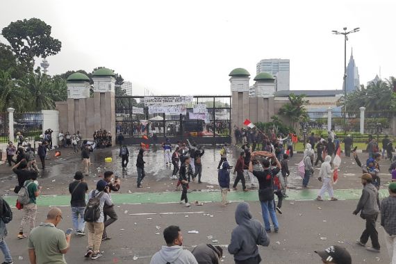 Irjen Fadil Imran Jenguk 6 Polisi Korban Ricuh Demo Mahasiswa 11 April - JPNN.COM
