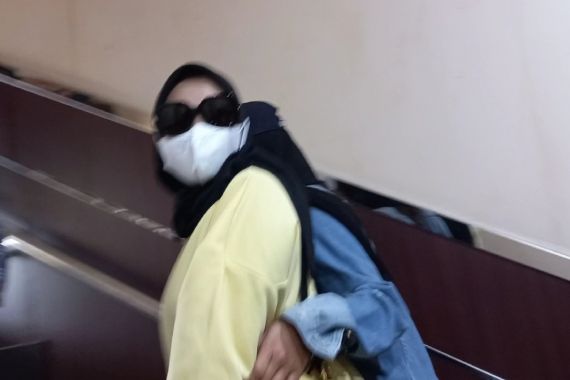 Istri Putra Siregar Hadir di Polres Metro Jakarta Selatan, Begini Penampakannya - JPNN.COM