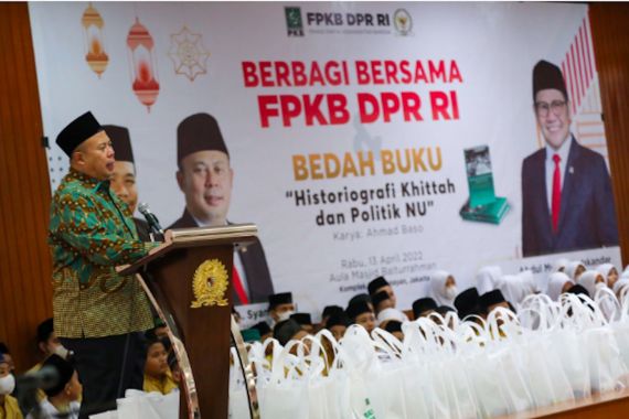 Semarakkan Ramadan, Fraksi PKB Santuni Ratusan Yatim dan Bedah Buku Khittah NU - JPNN.COM