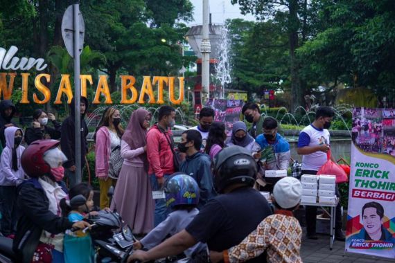 Konco Erick Thohir Berbagi Ratusan Makanan Berbuka di Kota Batu - JPNN.COM