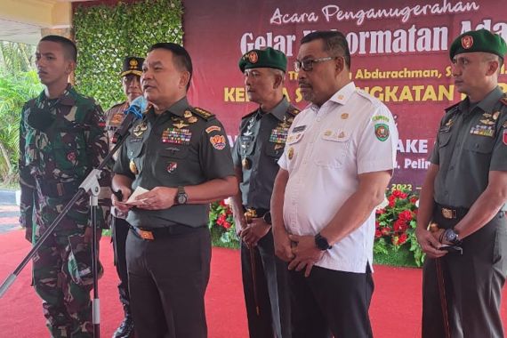 Jenderal Dudung Mewujudkan Mimpi Henz Songjanan jadi Prajurit TNI AD - JPNN.COM