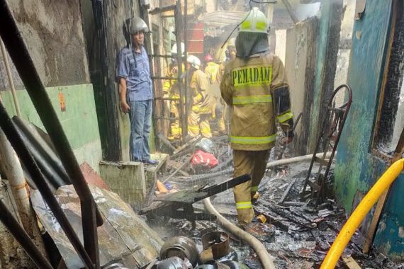 6 Rumah di Pulogadung Hangus Terbakar, Kerugian Ratusan Juta Rupiah - JPNN.COM