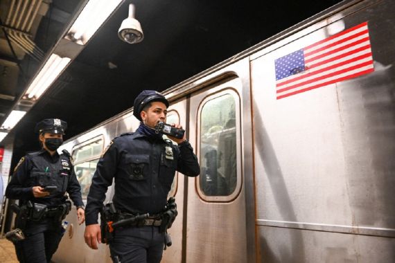 Banjir Darah di Subway New York, Pelaku Berbadan Kekar Lempar Bom Asap Lalu Hilang - JPNN.COM