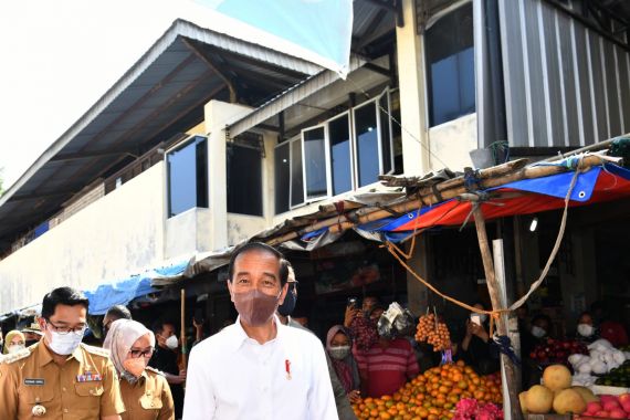 Jokowi Ditemani Ridwan Kamil, Bantuan Dibagi di Jawa Barat - JPNN.COM