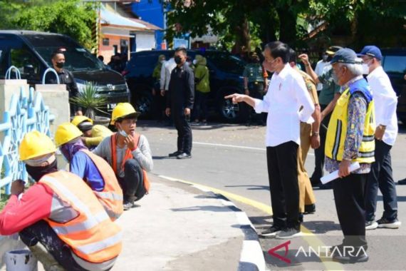 Jokowi ke Cirebon, Ada yang Ditunjuk - JPNN.COM