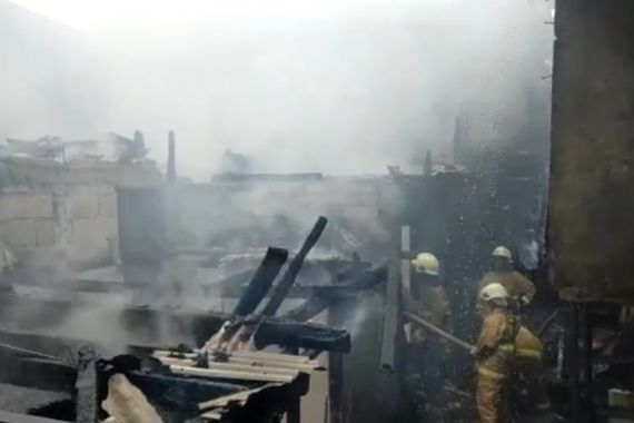 Kebakaran 6 Rumah di Jaktim, Damkar Temukan Benda Berharga, Wow - JPNN.COM