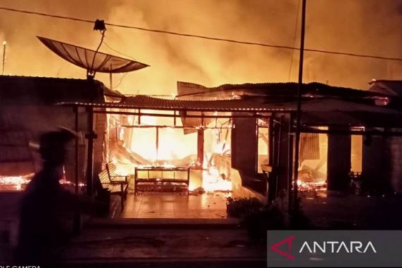 Kebakaran Rumah Saat Pemiliknya Sahur, Mencekam - JPNN.COM