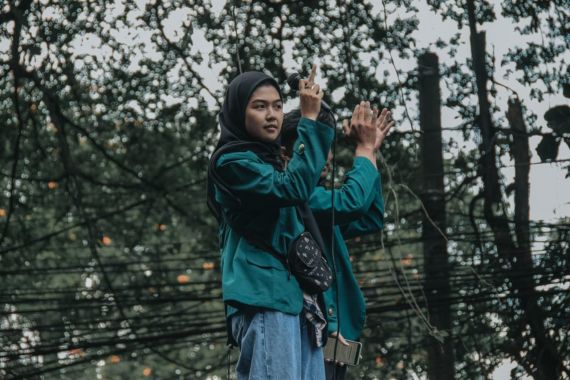 Demo 11 April PMII Kota Bogor: Aksi Mahasiswi Cantik Ini di Depan Polisi Sungguh Berani - JPNN.COM