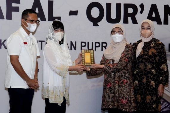 Yayasan Muslim Sinar Mas Land Wakafkan 1.000 Al-Qur’an kepada Dharma Wanita - JPNN.COM