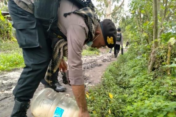 Polisi Beserban Tiba-tiba Membuang Sesuatu di Parit, Oh Ternyata - JPNN.COM